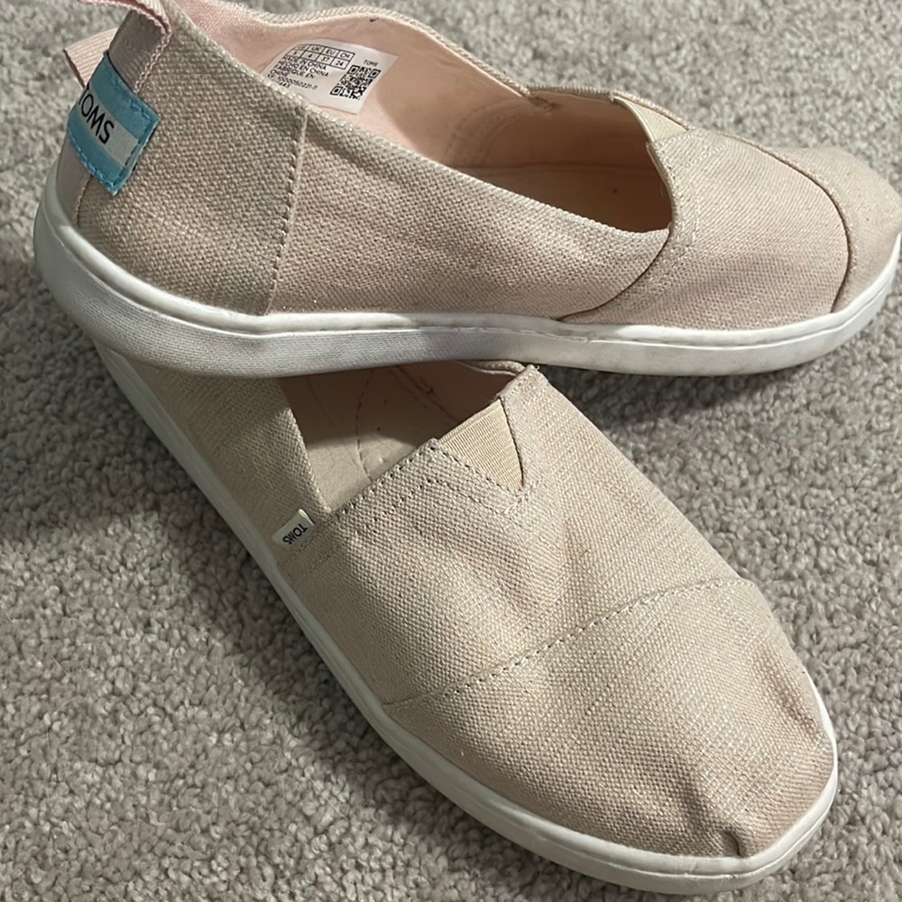 Salmon/very light pink Toms size 5